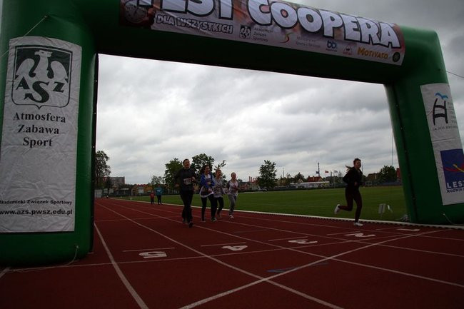 Test Coopera od rana na stadionie (zdjęcia, dźwięk i wideo)