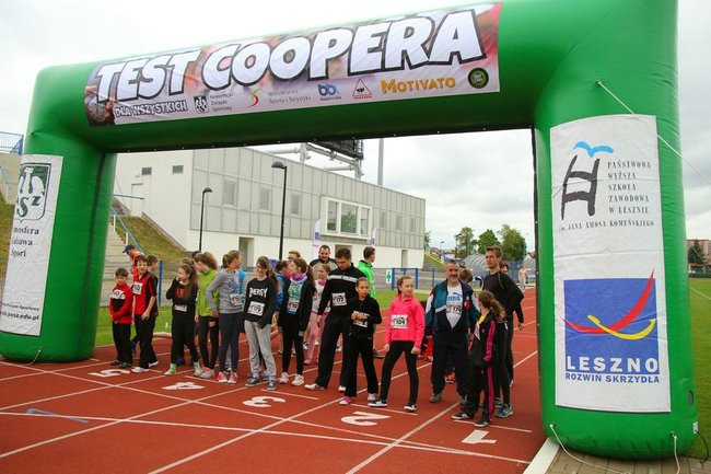 Test Coopera od rana na stadionie (zdjęcia, dźwięk i wideo)