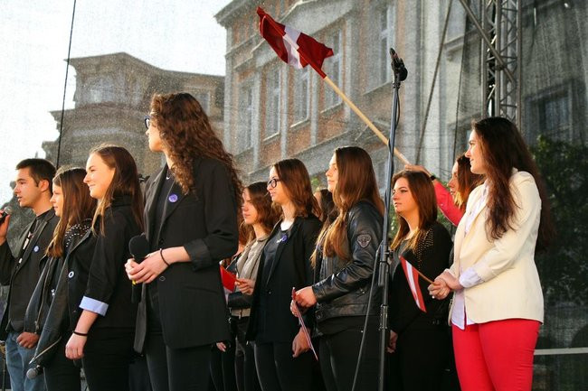 Rynek rozświetlony laserami (zdjęcia, dźwięk i wideo)