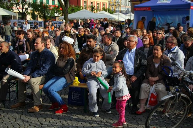 Rynek rozświetlony laserami (zdjęcia, dźwięk i wideo)