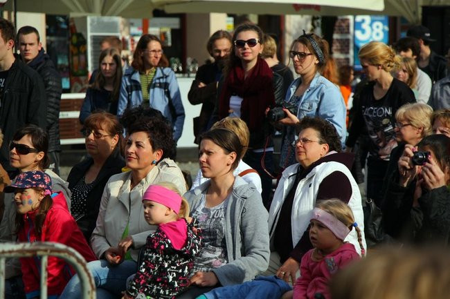 Rynek rozświetlony laserami (zdjęcia, dźwięk i wideo)