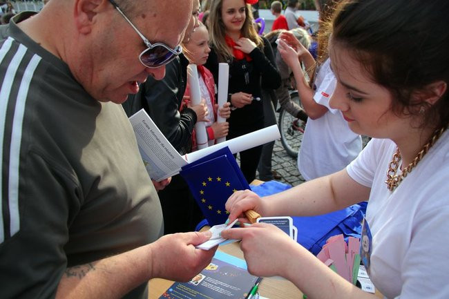 Rynek rozświetlony laserami (zdjęcia, dźwięk i wideo)