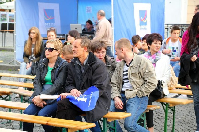 Rynek rozświetlony laserami (zdjęcia, dźwięk i wideo)