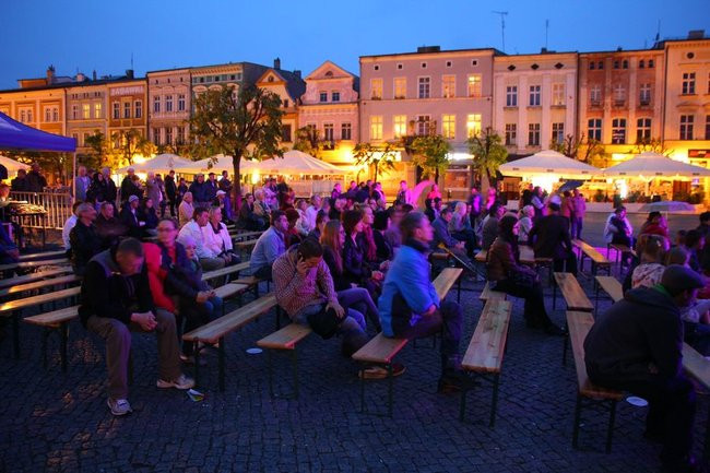 Rynek rozświetlony laserami (zdjęcia, dźwięk i wideo)