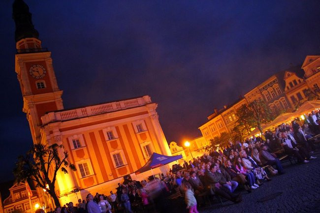 Rynek rozświetlony laserami (zdjęcia, dźwięk i wideo)