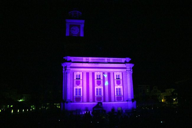 Rynek rozświetlony laserami (zdjęcia, dźwięk i wideo)