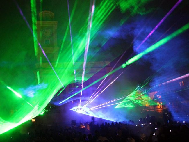 Rynek rozświetlony laserami (zdjęcia, dźwięk i wideo)