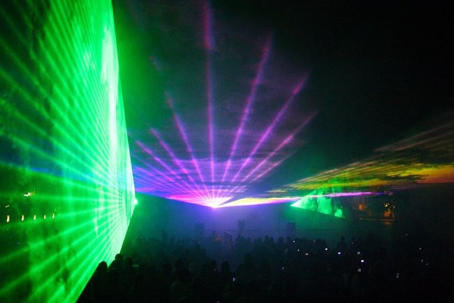 Rynek rozświetlony laserami (zdjęcia, dźwięk i wideo)