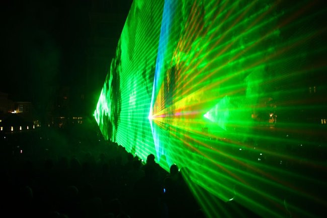 Rynek rozświetlony laserami (zdjęcia, dźwięk i wideo)