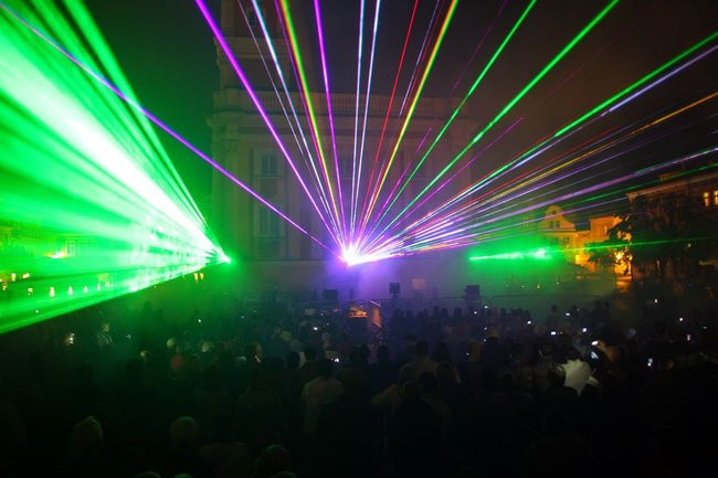 Rynek rozświetlony laserami (zdjęcia, dźwięk i wideo)