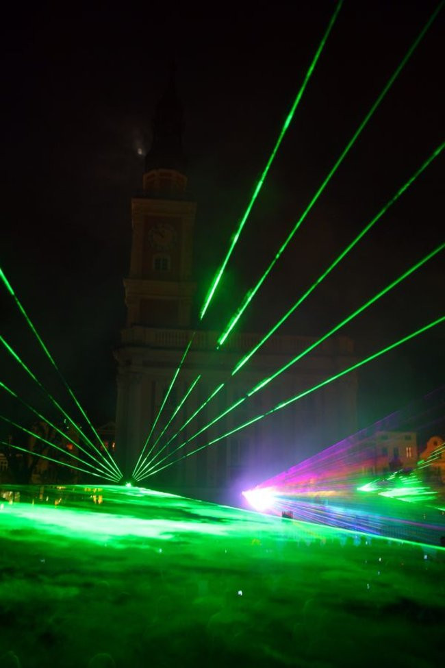 Rynek rozświetlony laserami (zdjęcia, dźwięk i wideo)