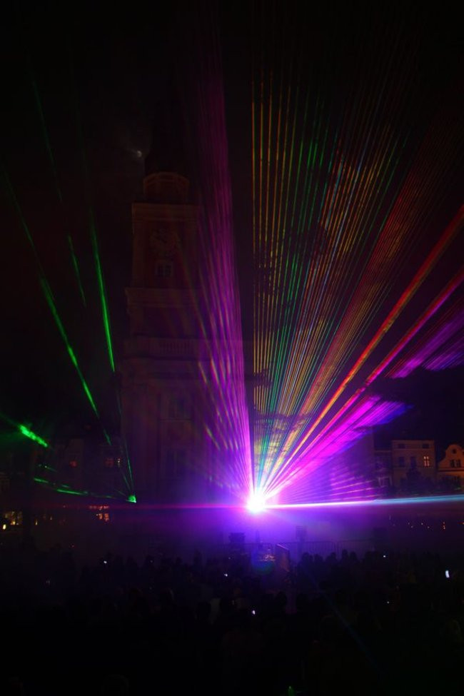 Rynek rozświetlony laserami (zdjęcia, dźwięk i wideo)