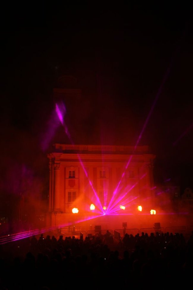 Rynek rozświetlony laserami (zdjęcia, dźwięk i wideo)