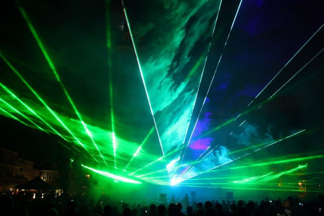 Rynek rozświetlony laserami (zdjęcia, dźwięk i wideo)