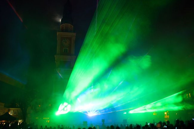 Rynek rozświetlony laserami (zdjęcia, dźwięk i wideo)