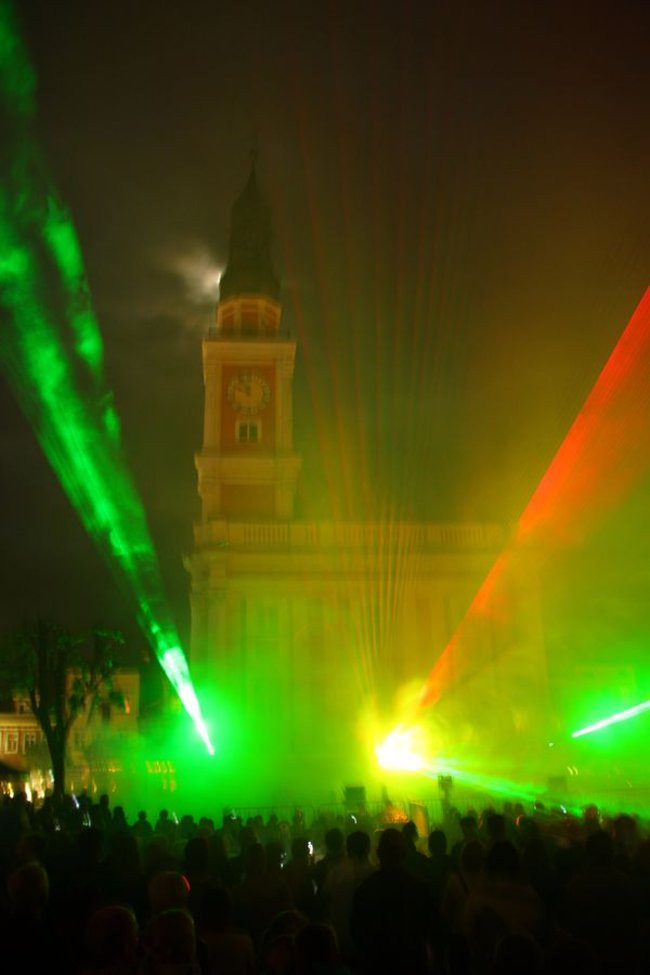 Rynek rozświetlony laserami (zdjęcia, dźwięk i wideo)