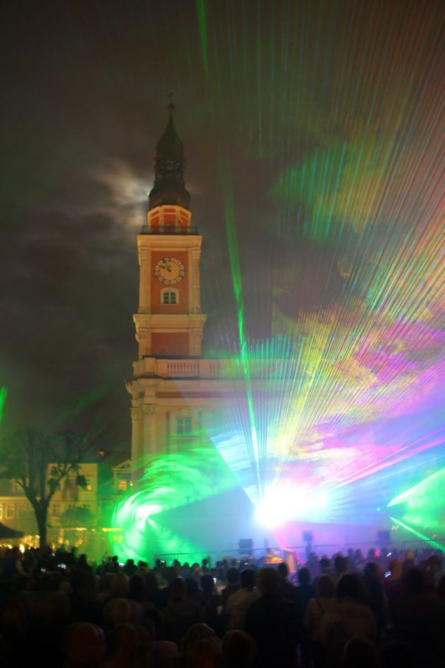 Rynek rozświetlony laserami (zdjęcia, dźwięk i wideo)