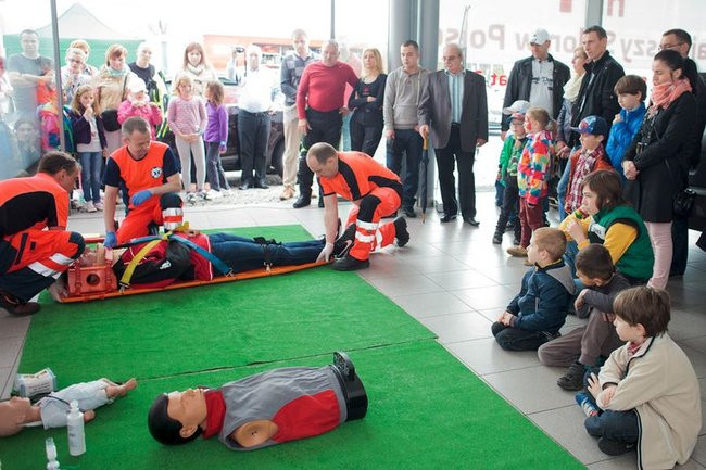 Dostali samochody z pełnym bakiem (zdjęcia)