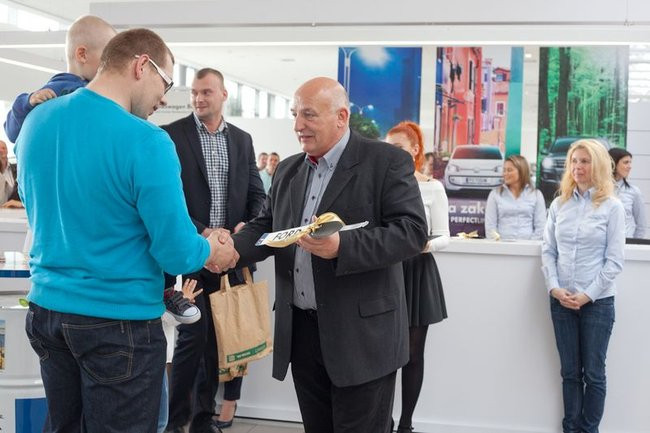 Dostali samochody z pełnym bakiem (zdjęcia)