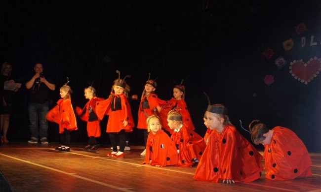 Przedszkolaki zatańczyły dla rodziców (zdjęcia)