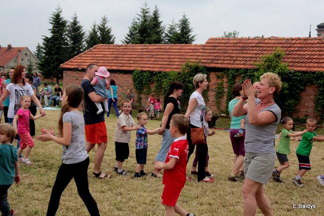 Bawili się w klasztornym ogrodzie (zdjęcia)