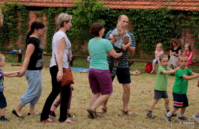 Bawili się w klasztornym ogrodzie (zdjęcia)