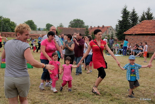 Bawili się w klasztornym ogrodzie (zdjęcia)