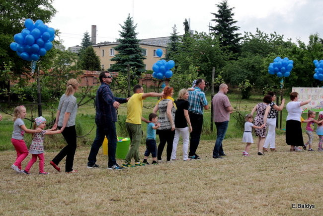 Bawili się w klasztornym ogrodzie (zdjęcia)