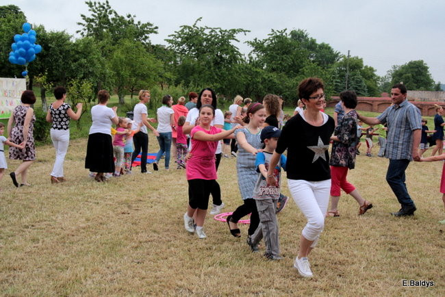 Bawili się w klasztornym ogrodzie (zdjęcia)