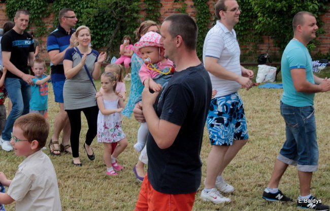 Bawili się w klasztornym ogrodzie (zdjęcia)