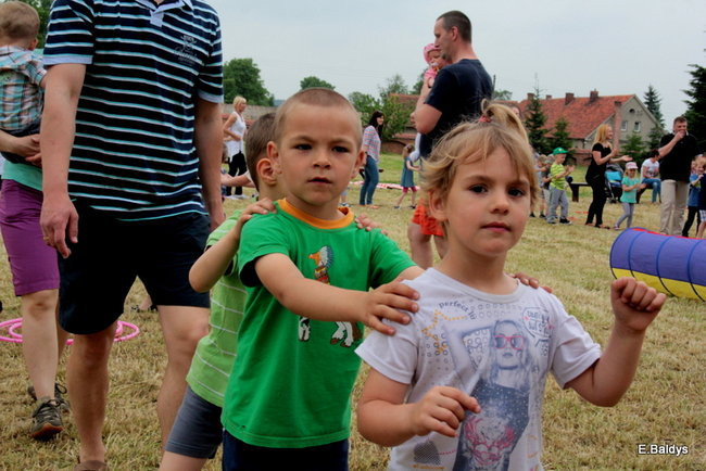 Bawili się w klasztornym ogrodzie (zdjęcia)