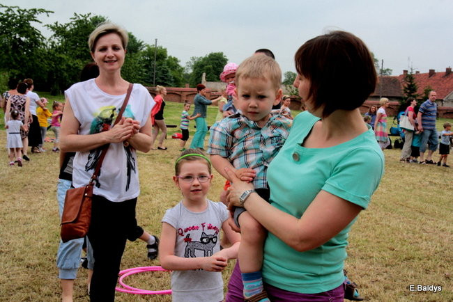 Bawili się w klasztornym ogrodzie (zdjęcia)