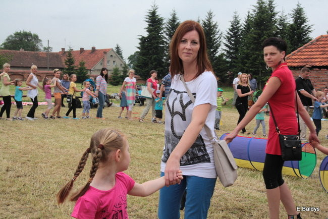 Bawili się w klasztornym ogrodzie (zdjęcia)