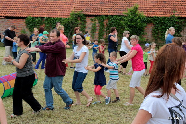 Bawili się w klasztornym ogrodzie (zdjęcia)