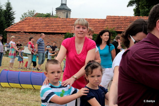Bawili się w klasztornym ogrodzie (zdjęcia)
