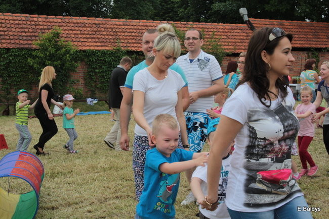 Bawili się w klasztornym ogrodzie (zdjęcia)