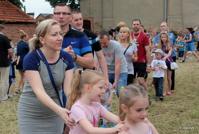Bawili się w klasztornym ogrodzie (zdjęcia)