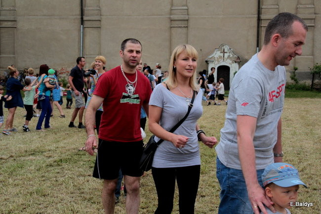 Bawili się w klasztornym ogrodzie (zdjęcia)