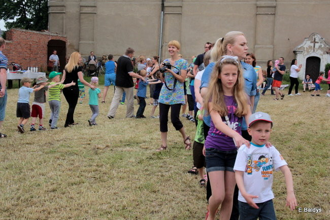 Bawili się w klasztornym ogrodzie (zdjęcia)