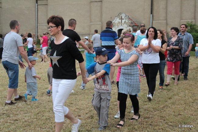 Bawili się w klasztornym ogrodzie (zdjęcia)