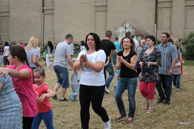 Bawili się w klasztornym ogrodzie (zdjęcia)