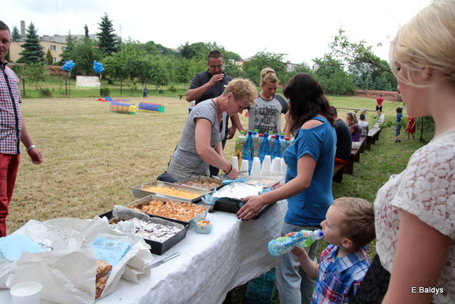 Bawili się w klasztornym ogrodzie (zdjęcia)