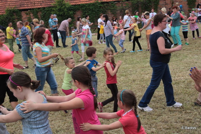 Bawili się w klasztornym ogrodzie (zdjęcia)