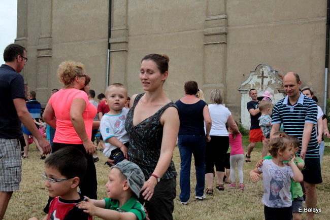 Bawili się w klasztornym ogrodzie (zdjęcia)