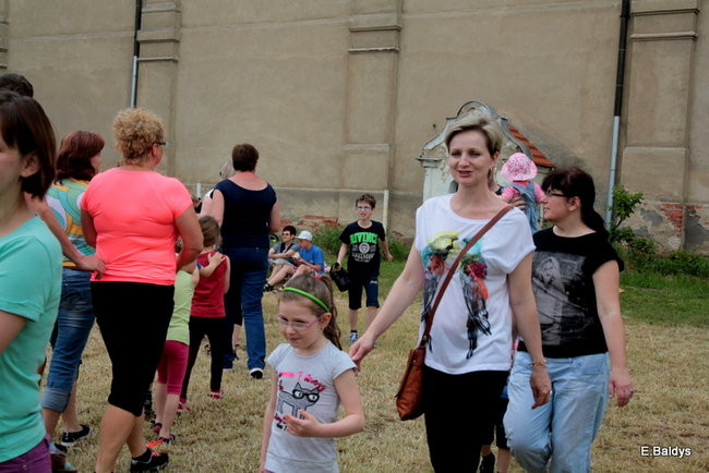 Bawili się w klasztornym ogrodzie (zdjęcia)