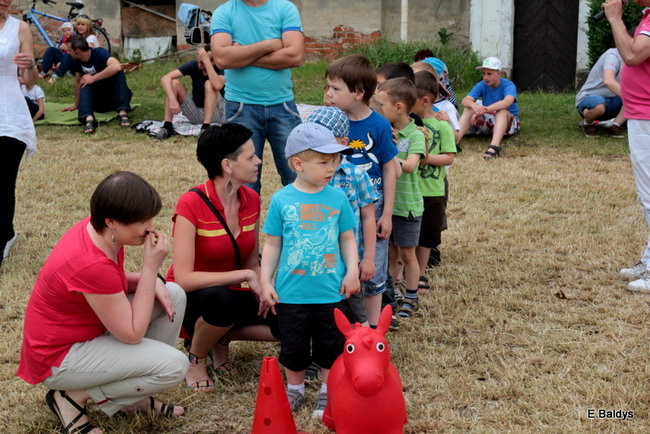 Bawili się w klasztornym ogrodzie (zdjęcia)