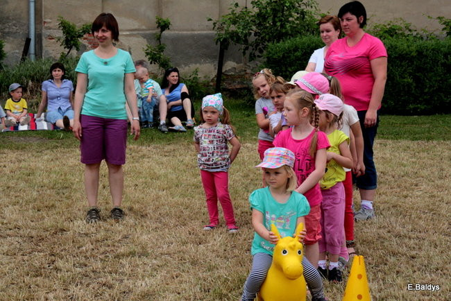 Bawili się w klasztornym ogrodzie (zdjęcia)