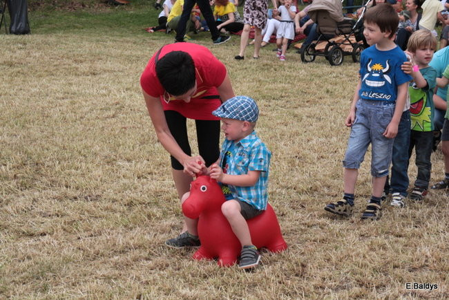 Bawili się w klasztornym ogrodzie (zdjęcia)