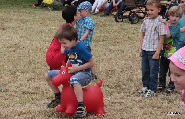 Bawili się w klasztornym ogrodzie (zdjęcia)
