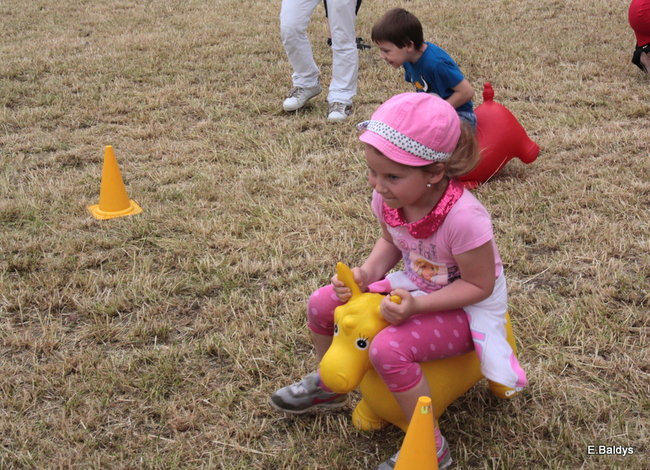 Bawili się w klasztornym ogrodzie (zdjęcia)